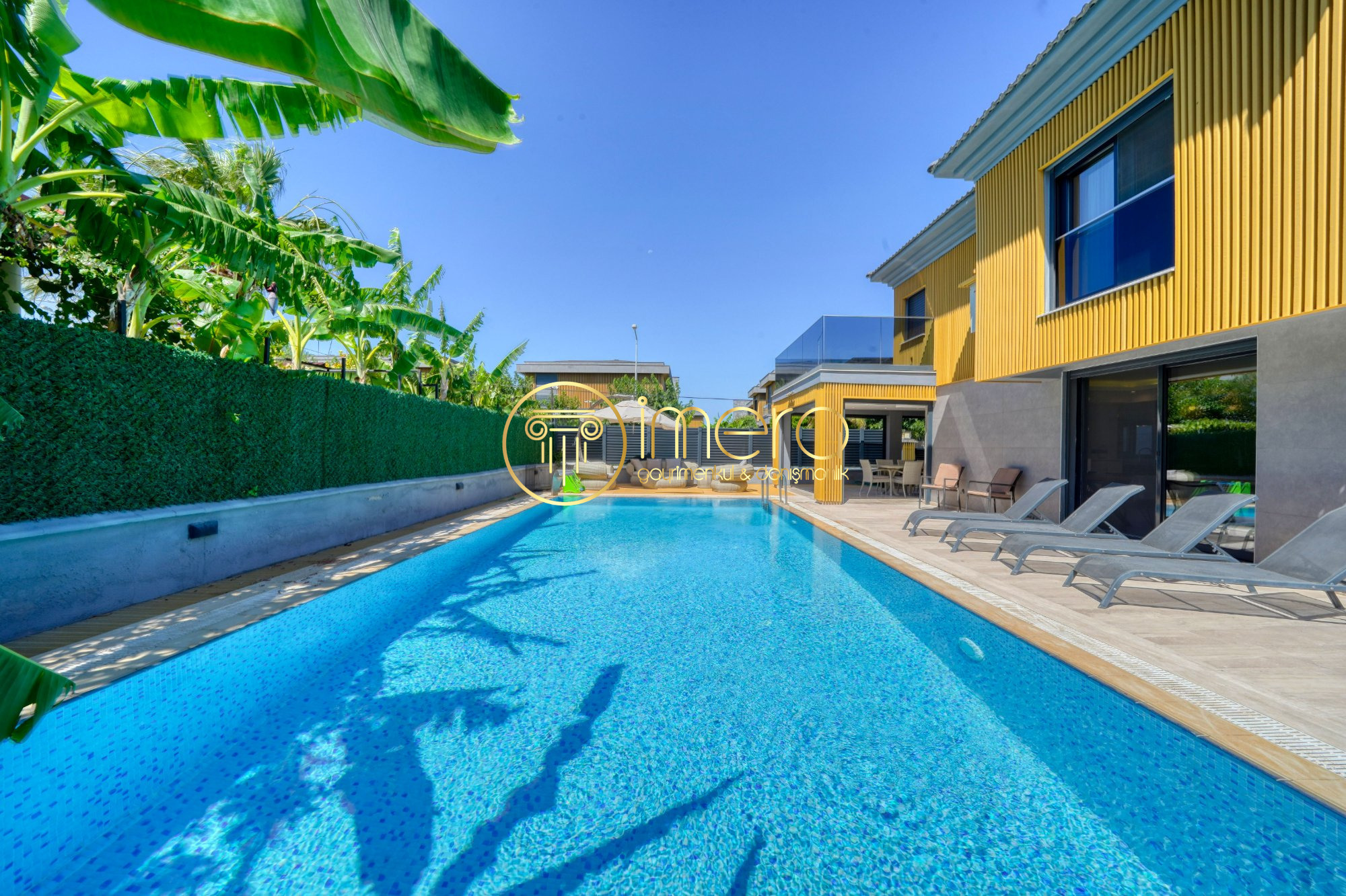 ALAÇATI'DA MERKEZE 4 DK. 50M² HAVUZLU, FULL EŞYALI 3+1